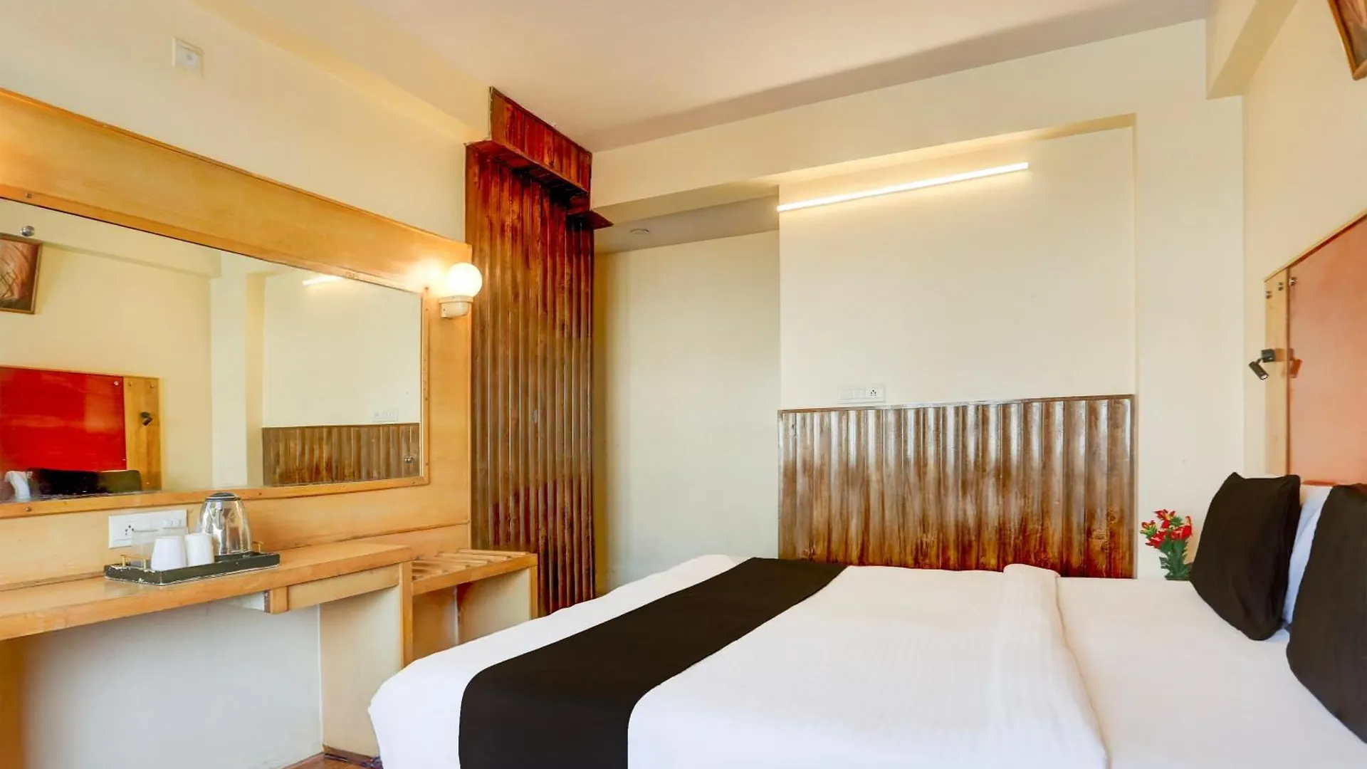 Super Townhouse Fateh Sagar Formerly Vatika Inn Udajpur Hotel